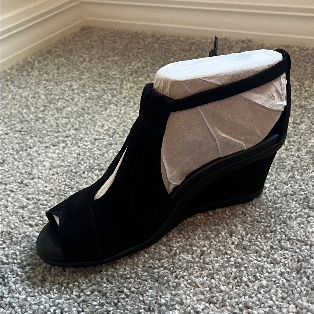 Earth Black Wedge Sandals
